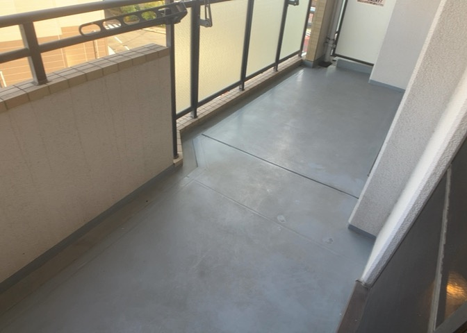 バルコニーは、室外の専用スペースのうち、「屋根がなく開放された空間」であるものを指します。ベランダより広いタイプのものが多く、日当たりもよいため家庭菜園などを楽しみたい人にとって適した環境となります。