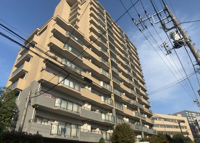 外観はマンション管理がされているかの目安になります。築年数が古いと、壁面は劣化してひび割れが生じることも！建物が古びていても細かいところが修繕されていると、きちんと管理されているなぁと感じるでしょう。