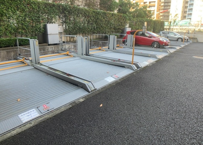 車一台あたりに必要なスペースは、標準サイズの普通自動車で横幅2m50cm、長さ5mは必要になります。ただし、乗降のことも考慮して横幅3m30cm、長さ5m50cmほどは確保できるところを選びましょう。