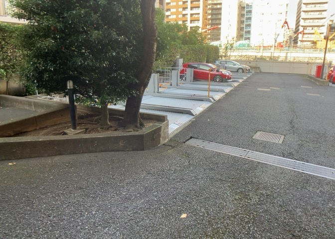駐車場と明記されていても、最小スペースでつくられた駐車場だと大型車は駐車できなかったり、出入りしにくくなったりする可能性があります。お車のサイズと購入したい物件の駐車場のサイズを現地で確認しましょう。
