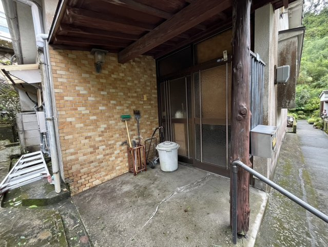 広々した庭のある2階建て住宅です。