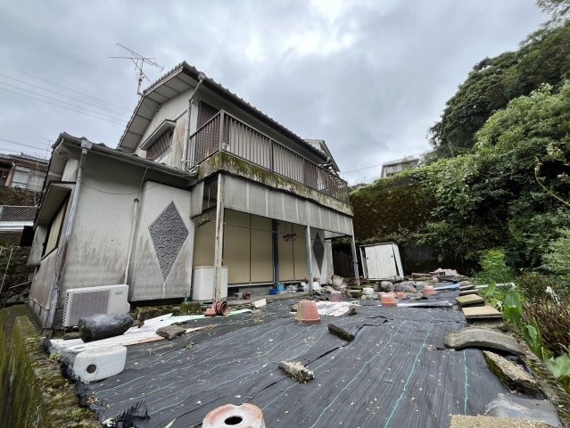 広々した庭のある2階建て住宅です。