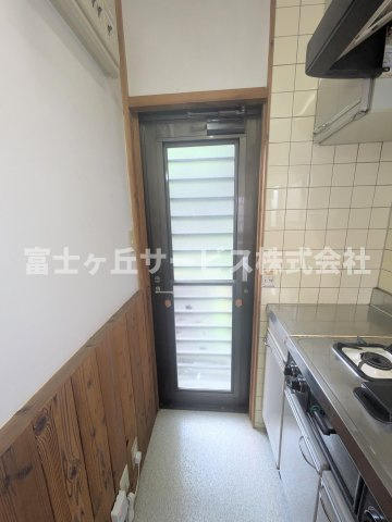 キッチン横に勝手口があります