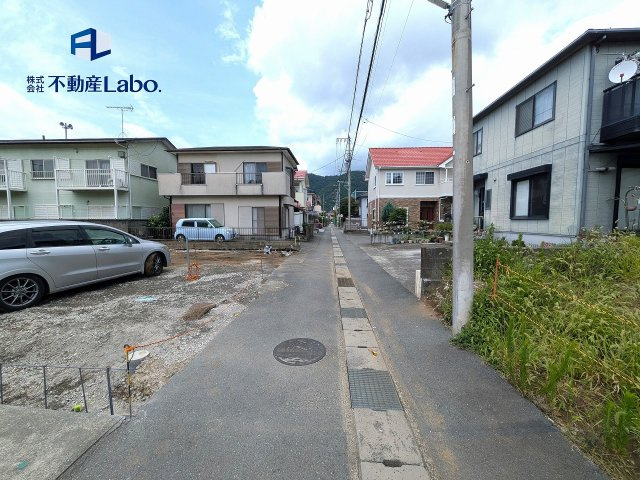 公道からの協定道路になります。　お子様が車通りに出る心配が少ないので安心できますね♪
