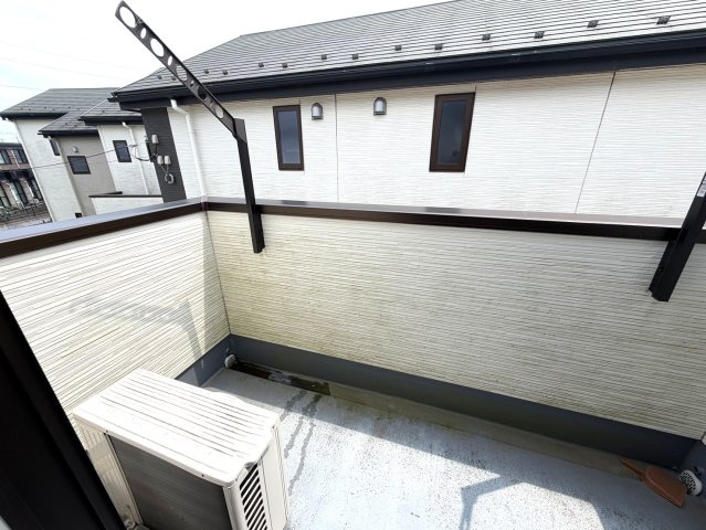 【物干し金具付きバルコニー】　日当たりが良く、洗濯物や布団も広々と干せる快適スペースです。