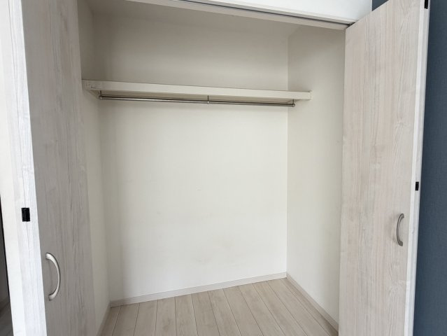 【奥行きたっぷりの収納空間】　季節物の家電やスーツケースもスッキリ収まるゆとりの奥行き。