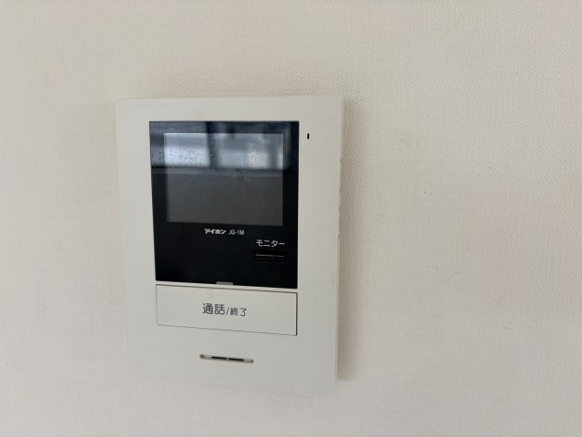 【安心のTVモニターホン】　姿が見えるTVモニター付き。防犯性に優れ、突然の来客にも落ち着いて対応できます。