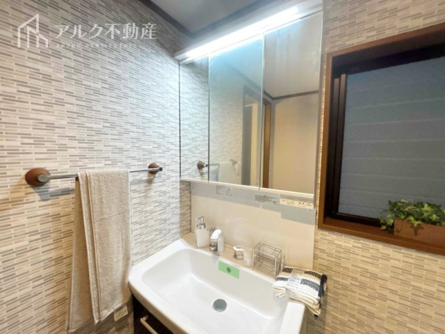明るい洗面化粧台です