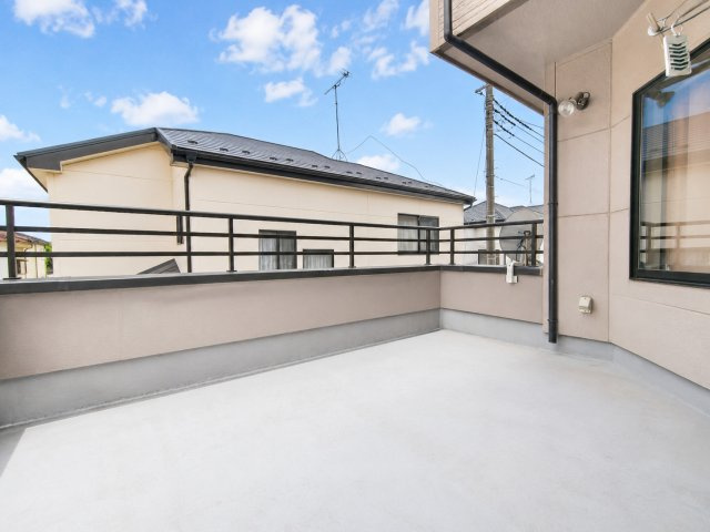 バルコニーは広々！プールやBBQも出来ちゃいます！　デジタル加工された写真です。