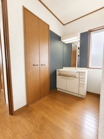 2階にも洗面所があり！収納もついてます！！　デジタル加工された写真です。