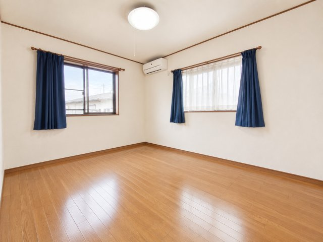 リビング横の洋室はとっても広々！書斎やウォークインクローゼットもあり！　デジタル加工された写真です。