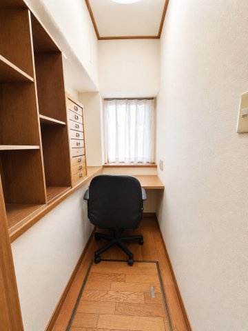 主寝室には書斎もあり！テレワークや勉強などに活用いただけます！　デジタル加工された写真です。