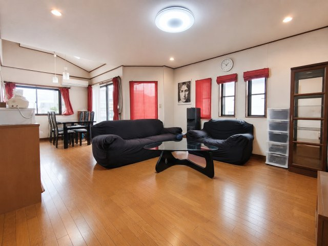 LDK広々21.8帖！！更に勾配天井で開放感がすごい！　デジタル加工された写真です。