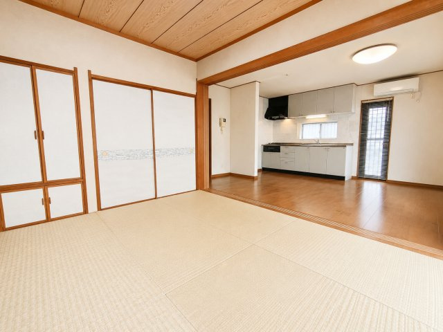 1階LDKと続き間和室を広々です！　デジタル加工された写真です。