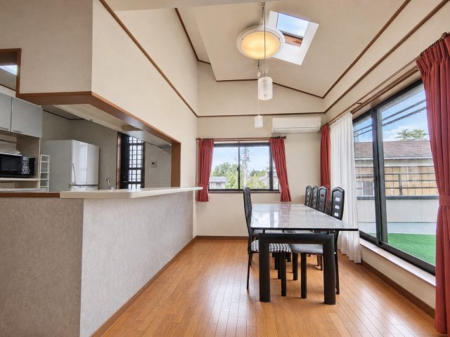 勾配天井には天窓も開放感がすごい！！　デジタル加工された写真です。