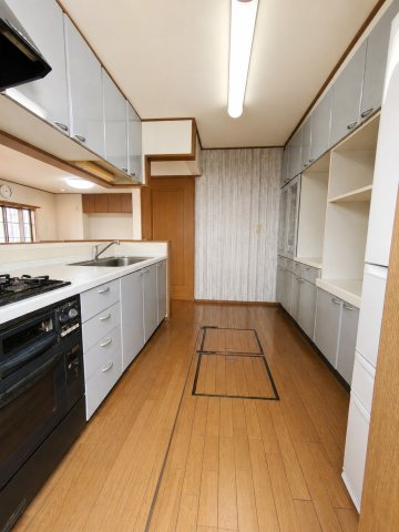 キッチンはこだわりの注文住宅ならではのオーブンや大型カップボードも！　デジタル加工された写真です。