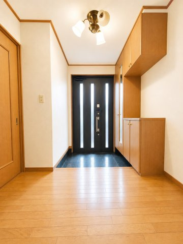 玄関はとっても広々！！　デジタル加工された写真です。