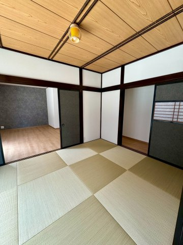 琉球畳風の和室。2面採光で明るく、客間に好適。
