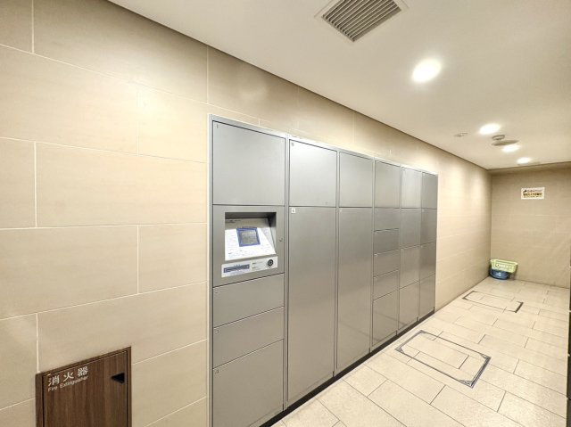 外出が多い方でも対面なしで簡単に荷物を受け取れる宅配ボックスです