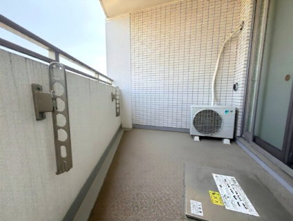 陽光あふれる開放的バルコニー！（室内写真の家具・家電等はAIで消去する加工を行っております。）