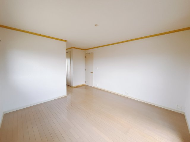 ■2階洋室｜お子様の成長に伴い、子ども部屋という空間は寝る場所、勉強する場所、遊ぶ場所だけでなく子どもたちが将来自立していく為の重要な役割を果たします。