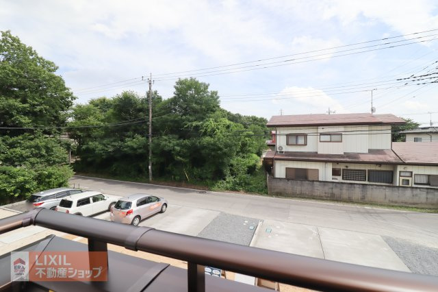 【建物からの眺望】現地完成写真。バルコニーからの景色。十分な間隔が確保されております。