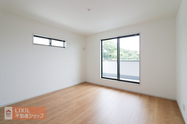 【寝室】現地完成写真。明るい採光の入る主寝室です。