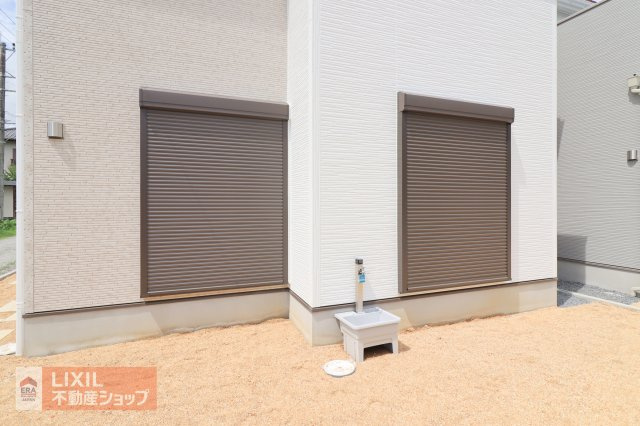 【防犯設備】現地完成写真。1階リビングには雨風の強い日にも役立つ防犯シャッターがついています。