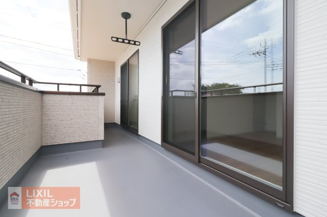 【バルコニー】現地完成写真。広々バルコニーでお布団や洗濯物がたくさん干せます♪