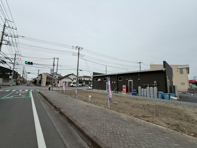 東武スカイツリーライン「せんげん台」駅徒歩16分！急行停車駅の為、通勤・通学に便利です！三方角地で陽当り良好！前面道路が広く並列駐車の計画も可能！お気軽にお問合せ下さい！