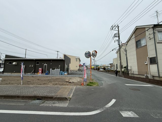 東武スカイツリーライン「せんげん台」駅徒歩16分！急行停車駅の為、通勤・通学に便利です！三方角地で陽当り良好！前面道路が広く並列駐車の計画も可能！お気軽にお問合せ下さい！
