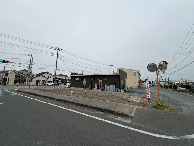 東武スカイツリーライン「せんげん台」駅徒歩16分！急行停車駅の為、通勤・通学に便利です！三方角地で陽当り良好！前面道路が広く並列駐車の計画も可能！お気軽にお問合せ下さい！