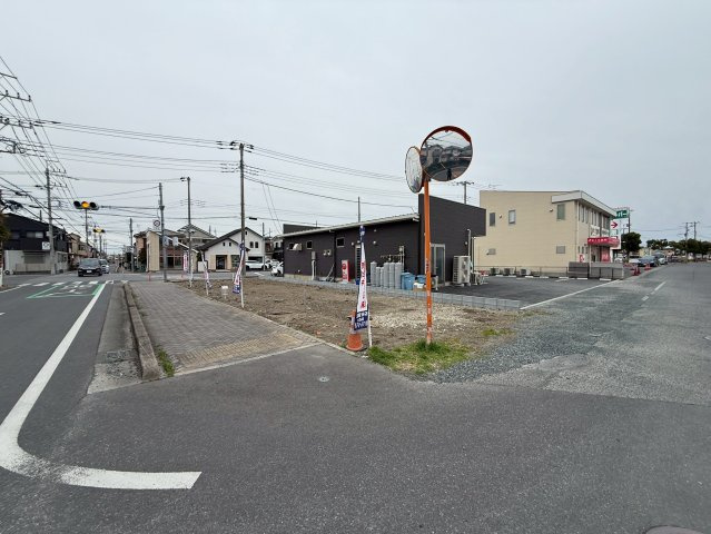 東武スカイツリーライン「せんげん台」駅徒歩16分！急行停車駅の為、通勤・通学に便利です！三方角地で陽当り良好！前面道路が広く並列駐車の計画も可能！お気軽にお問合せ下さい！