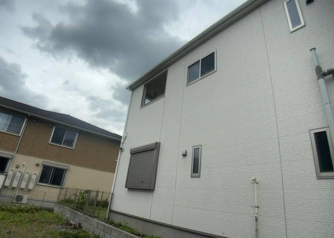 バルコニーは、室外の専用スペースのうち、「屋根がなく開放された空間」であるものを指します。ベランダより広いタイプのものが多く、日当たりもよいため家庭菜園などを楽しみたい人にとって適した環境となります。