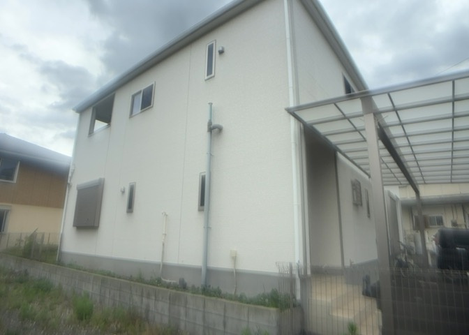 建物の基礎工事の方法は、主流となっているベタ基礎（防湿基礎）と布基礎の2種類に分類され、床下の通気性や耐久性などに違いがあります。建物の基礎部分の構造や付帯設備など詳細については現地でご確認ください。