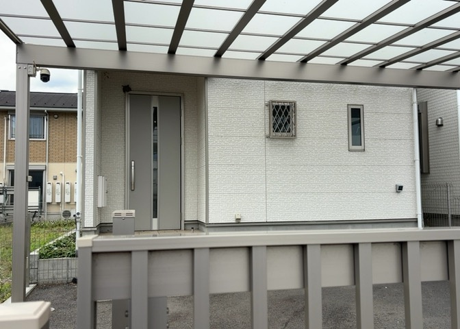 玄関ポーチにおいて最も重視すべきと言っても良いのが広さです。適切な広さの玄関ポーチでないと外見的なバランスは崩れてしまいますし、何より使いにくくなってしまいますので、現地で実際に下見をしてみましょう！