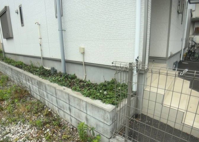 床下換気口は、床下に湿気がこもることを防ぎ、効果的に換気を行うために設置されています。床下換気口が設置されていない建物は、基礎パッキング工法などにより換気を行なっています。詳細は現地でご確認ください。
