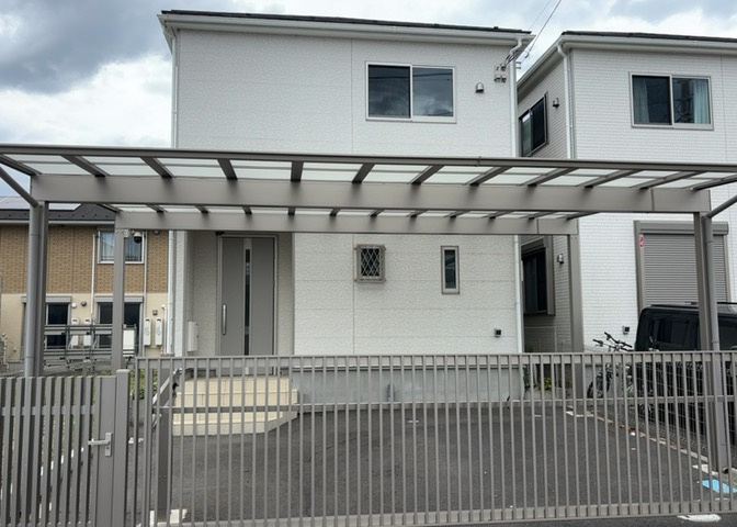 道幅が広い場所は日当たりや風通が良好です。幅が広いのですれ違いも可能ですし大きな車でも駐車可能！一方で、大型車が通ることも多くなるため交通量の増加により騒音に繋がります。また土地の値段が高くなります。