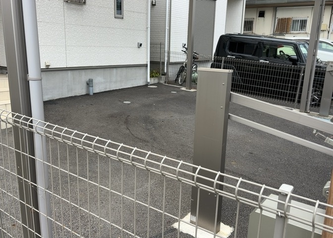 駐車場と明記されていても、最小スペースでつくられた駐車場だと大型車は駐車できなかったり、出入りしにくくなったりする可能性があります。お車のサイズと購入したい物件の駐車場のサイズを現地で確認しましょう。