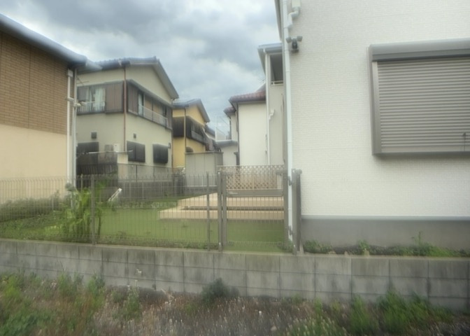 庭があることでガーデニングや家庭菜園はもちろん、こどもの遊び場やペットを放して遊ぶことができます。また、家の周囲に余裕があるということです。隣地との間があれば、十分な日当たりと、風通しが確保できます。