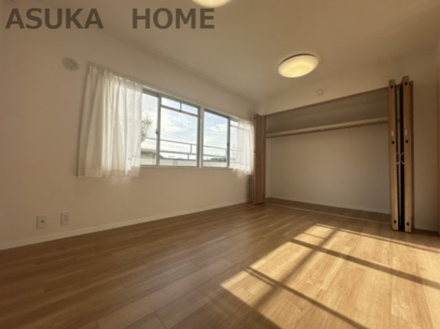 広々とした主寝室は居心地も良さそうですね。たっぷり収納できるワイドサイズのクローゼット付き！