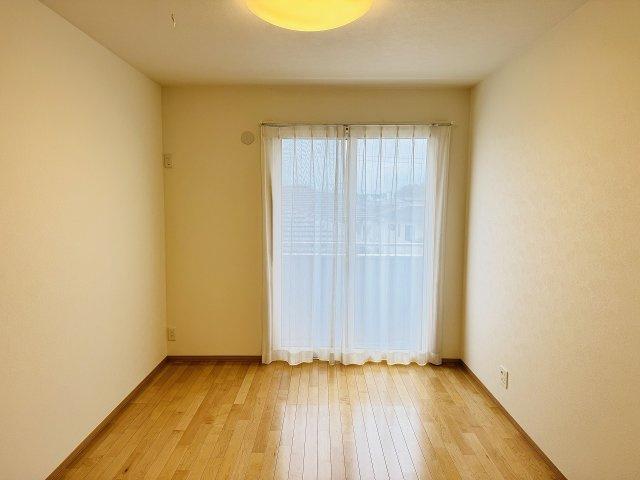 ～2階バルコニーに面している6.0帖の洋室です～