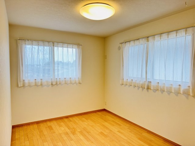 ～2階6.5帖の洋室　2面採光で明るく風通しの良いお部屋です～
