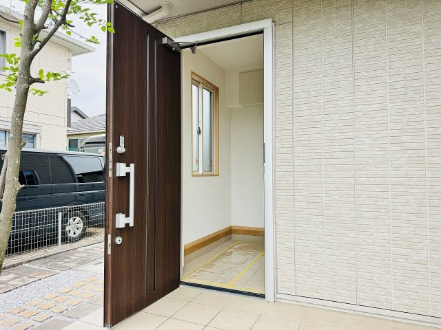 ～玄関は安心のWロックキーを採用～