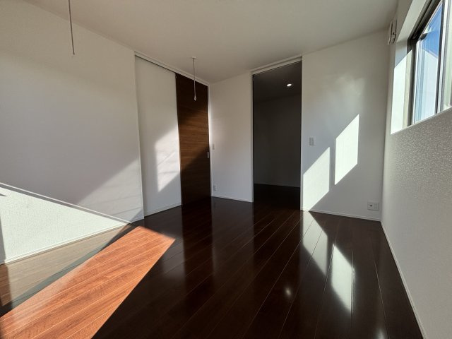 WIC付きで収納力のある、主寝室向き洋室は、家具の配置もしやすく、生活のリズムを整えます。