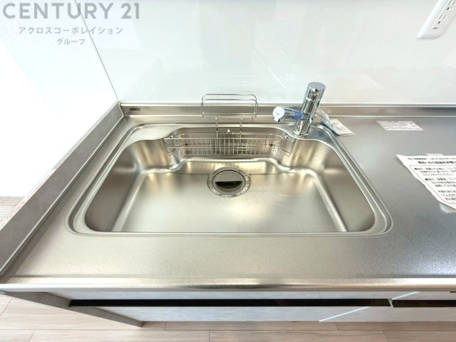 大きなシンクでお鍋などの大きな調理器具を洗う際にも便利です。