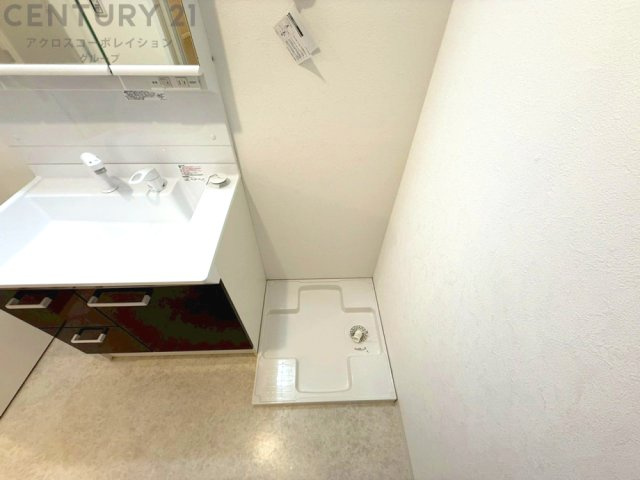 洗濯物の仕分け作業がしやすく、整理整頓が容易になります。洗濯音や湿気を他の部屋に持ち込まず、生活環境を快適に保ちます。上部を活用すれば収納スペースを確保でき洗剤や洗濯用品の整理もしやすくなります。