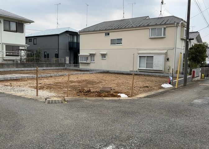 バルコニーは、室外の専用スペースのうち、「屋根がなく開放された空間」であるものを指します。ベランダより広いタイプのものが多く、日当たりもよいため家庭菜園などを楽しみたい人にとって適した環境となります。