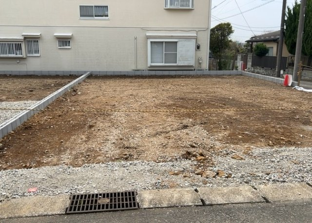 敷地内には、散水栓や立水栓があります。水道水を直接利用できるため、水を運ぶ手間を省くことが出来ます。大量の水を必要とする洗車作業や清掃などに役立ちます。その他設備とあわせて、現地でご確認ください。