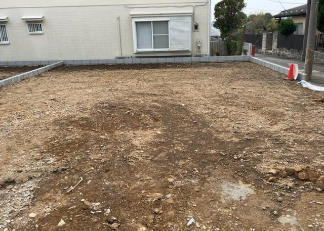 基礎パッキング工法とは、床下の換気確保のため基礎と土台の間に緩衝材を挟み込む工法です。土台の下に数十センチの間隔で設置されるため、全体的な隙間が生まれます。床下換気口に比べて高い通気性が確保されます。